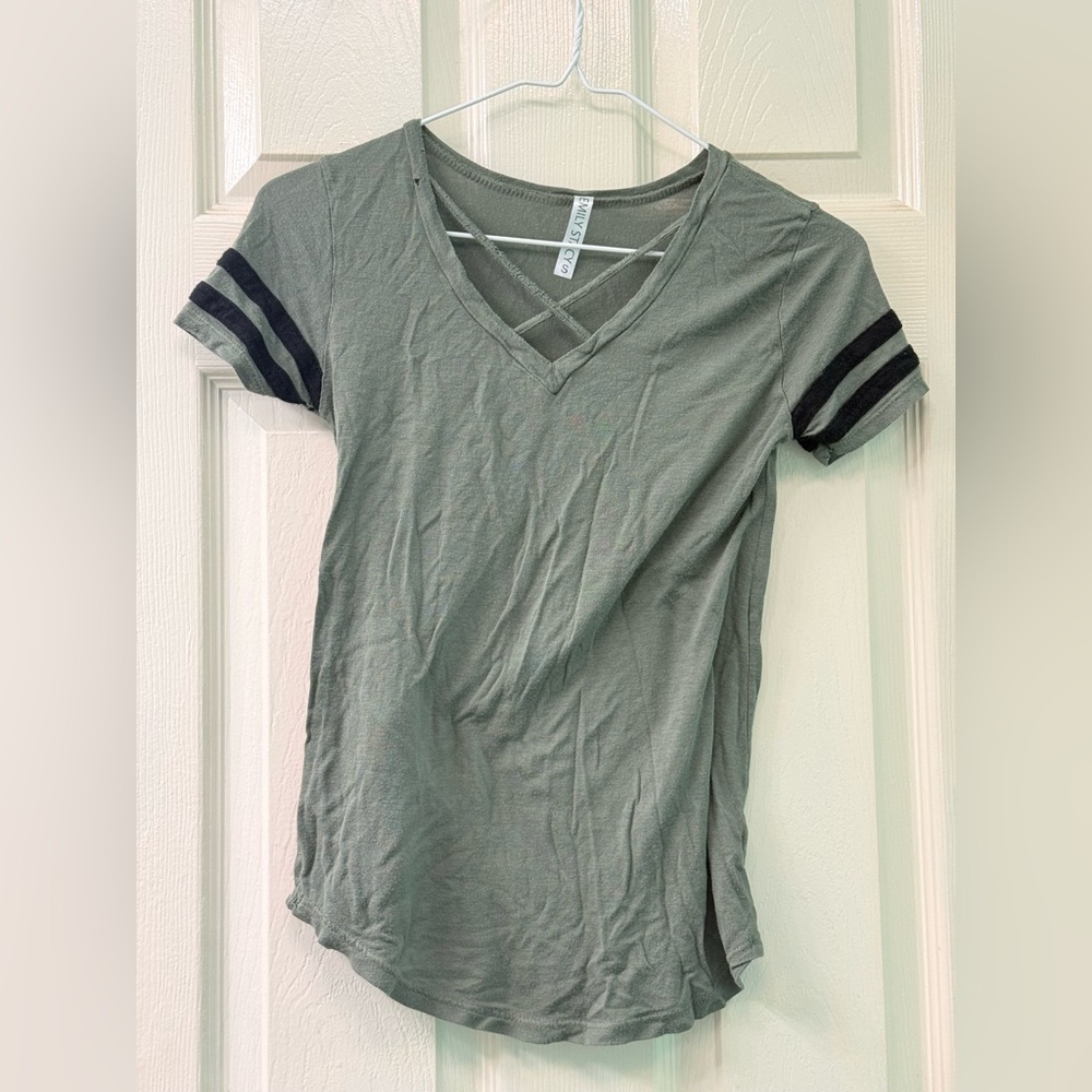 Emily Stacy Sage Green Crisscross V-Neck Tee Size Small